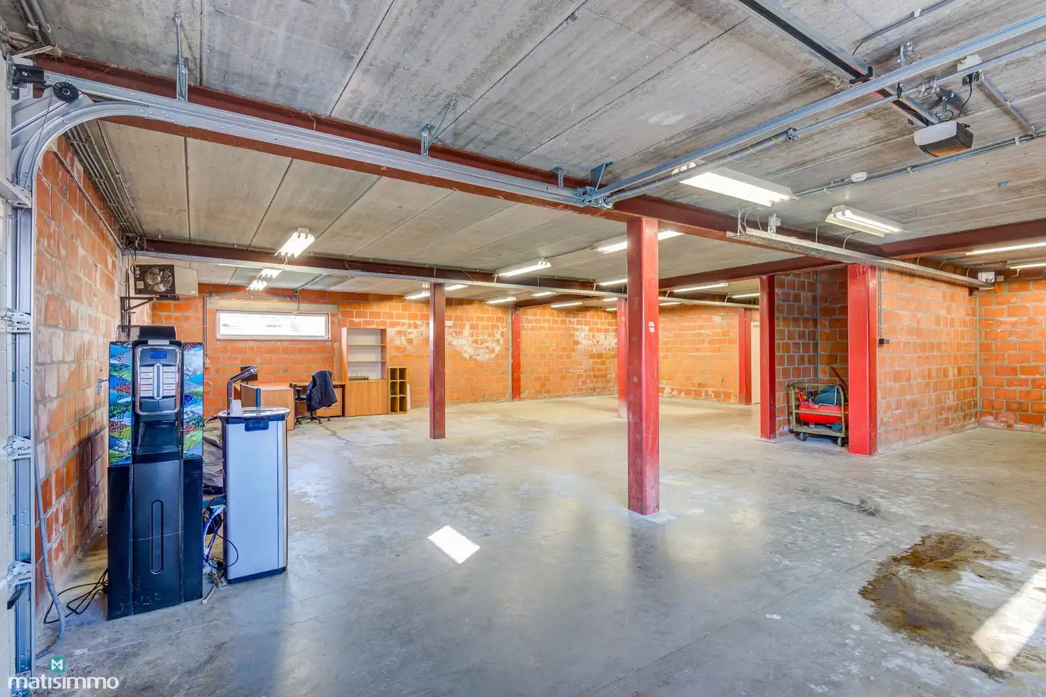 RUIM HANDELSPAND (SHOWROOM/BUREAU EN ZEER GROOT MAGAZIJN) MET VEEL MOGELIJKHEDEN TE BILZEN foto 17