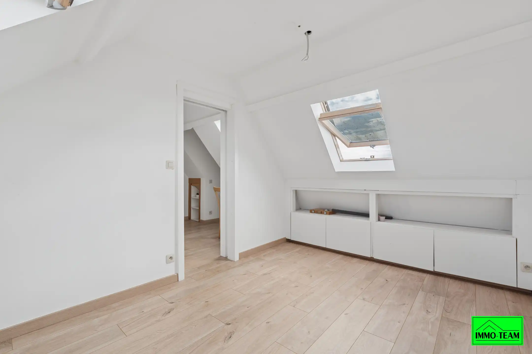 Ruime gedeeltelijk vernieuwde 2-gevel op gunstige locatie foto 18
