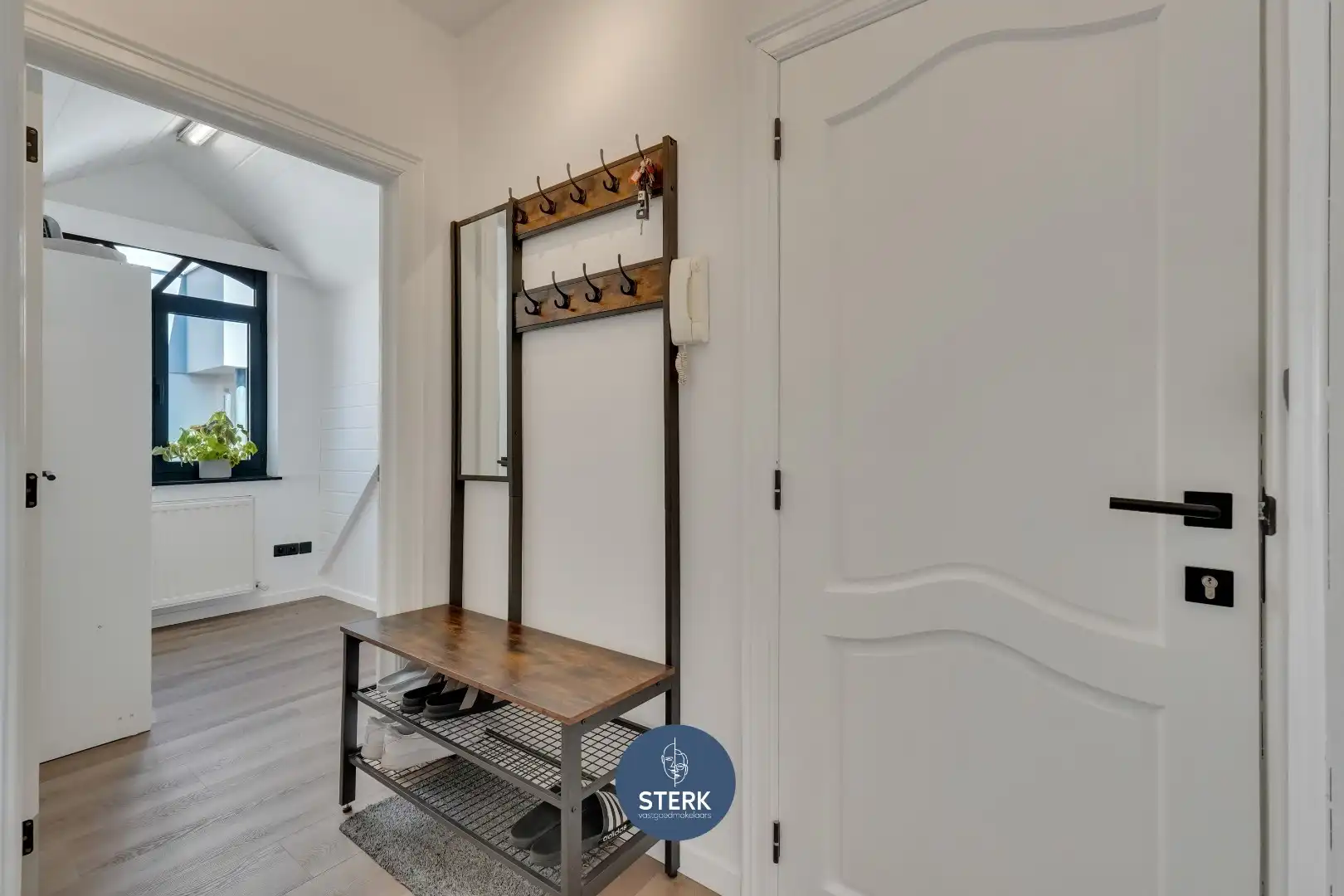 APPARTEMENT MET VERHUURDE STUDIO + 2 GARAGES IN HET CENTRUM VAN LANAKEN !  foto 5