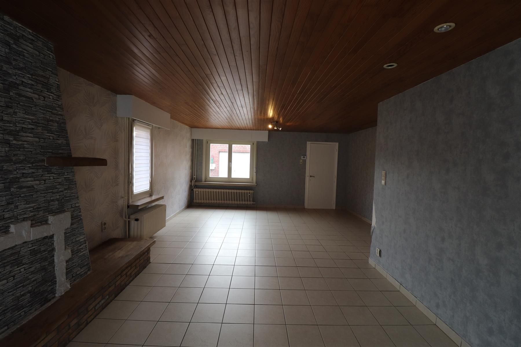 Een ruim woonhuis - halfopen bebouwing - met garage en tuin. foto 3