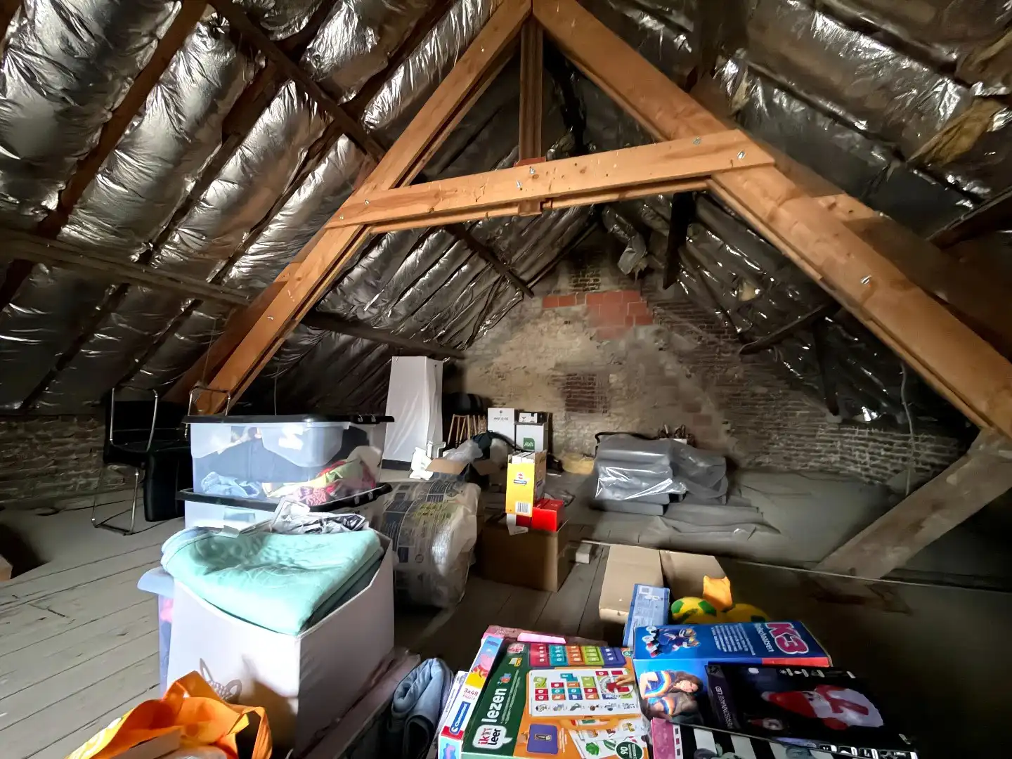 Instapklare brede rijwoning met herenhuisallure, garage en zonnige tuin te Kooigem foto 19