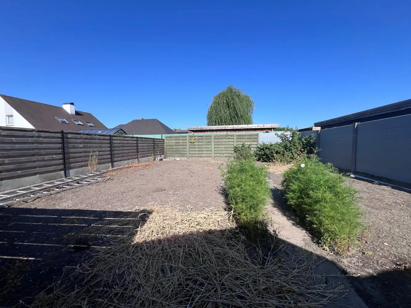 Ruime en instapklare villa met 2 slaapkamers, garage en tuin. foto 17
