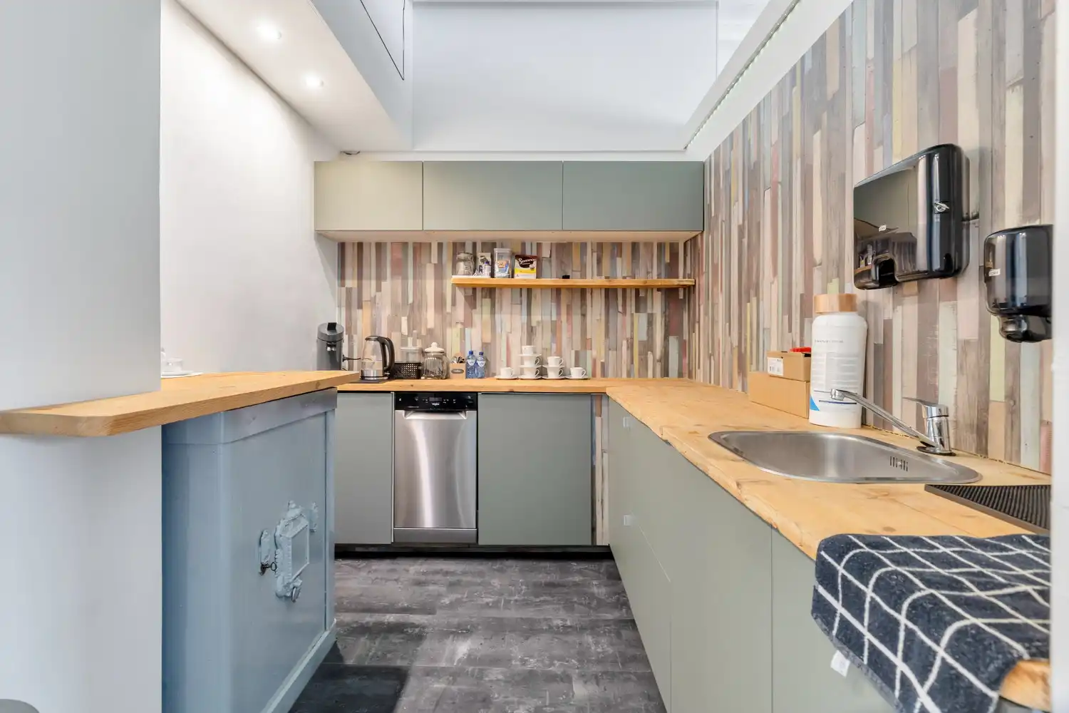 Unieke vastgoedopportuniteit! Ruim bedrijfscomplex met 2 appartementen en exclusief penthouse op 46a 55ca! foto 13