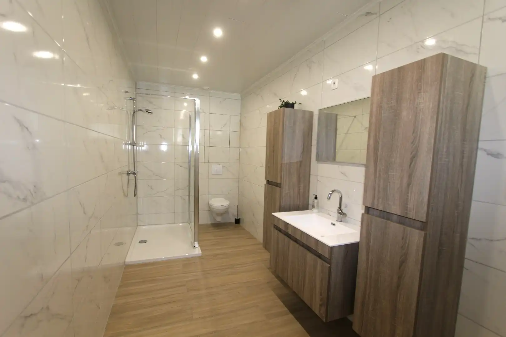 GELIJKVLOERS APPARTEMENT - VOLLEDIG VERNIEUWD foto 8