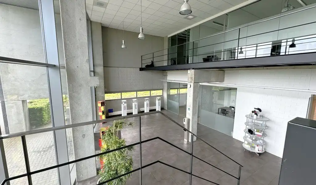 Bedrijfspand met buitenopslag te huur vlakbij E17 in Zwijndrecht foto 3