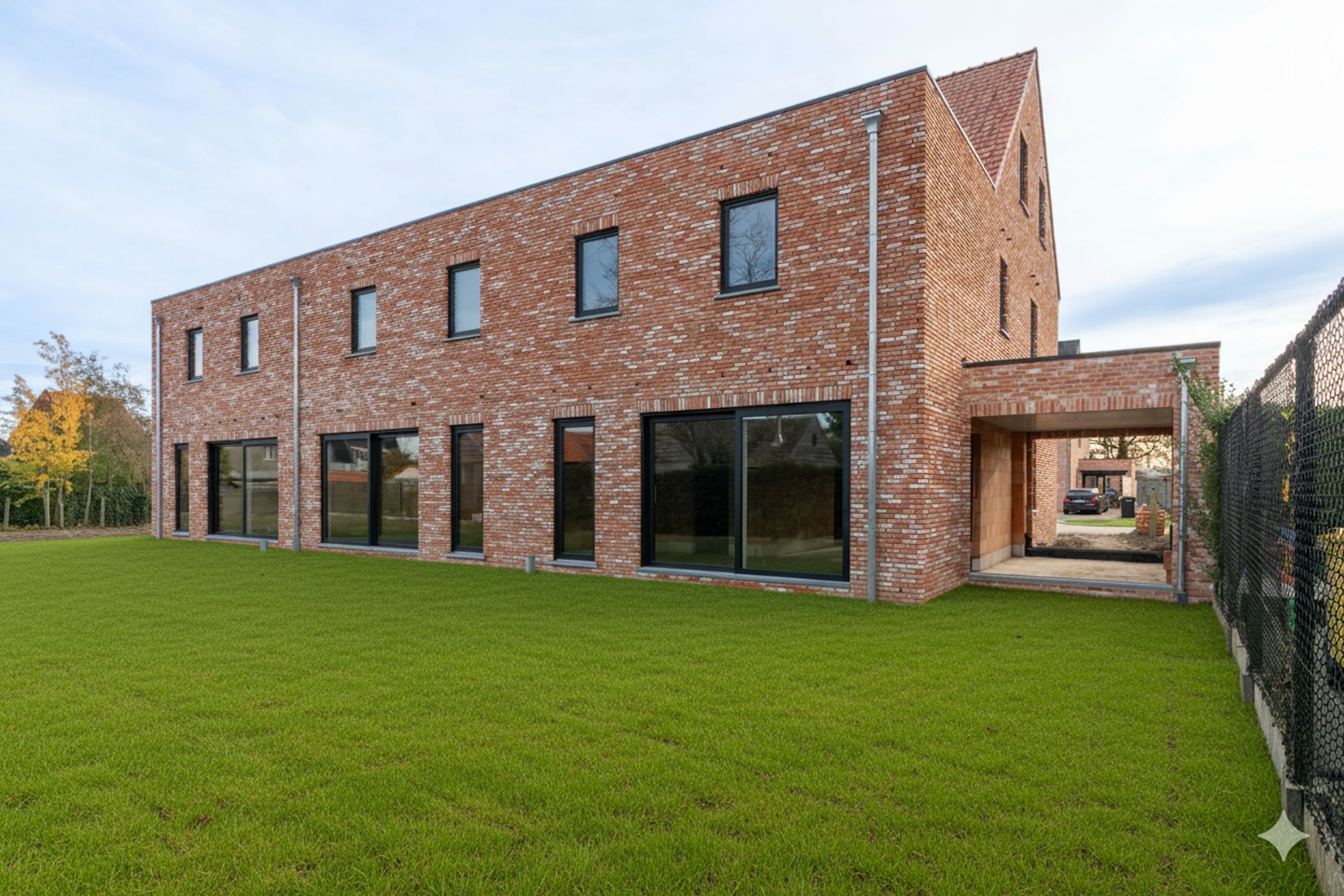 Knappe en ruime (245 m²) casco woning op gunstige ligging foto 3