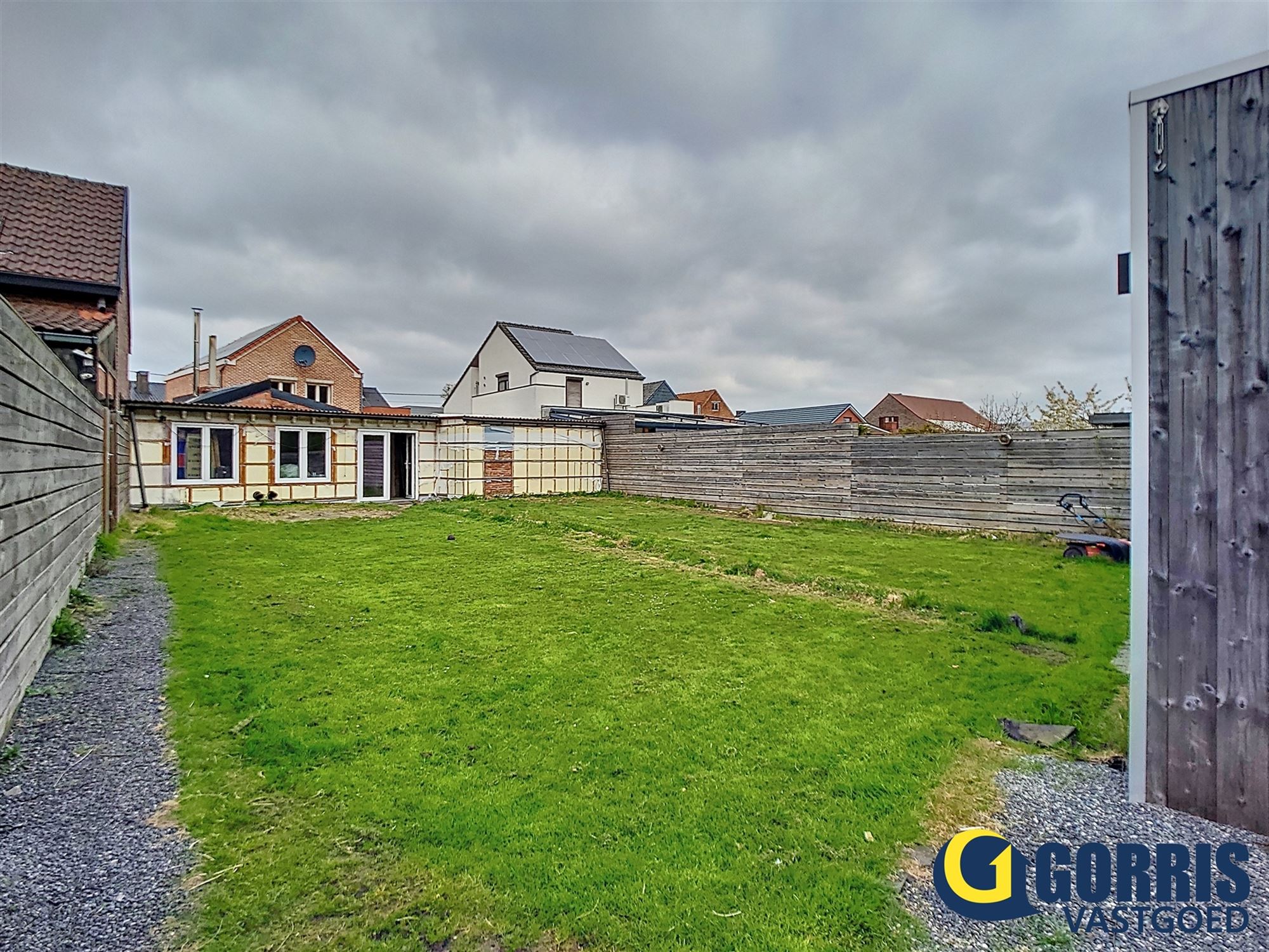 Vrijstaande gezinswoning met renovatiepotentieel









 foto 11