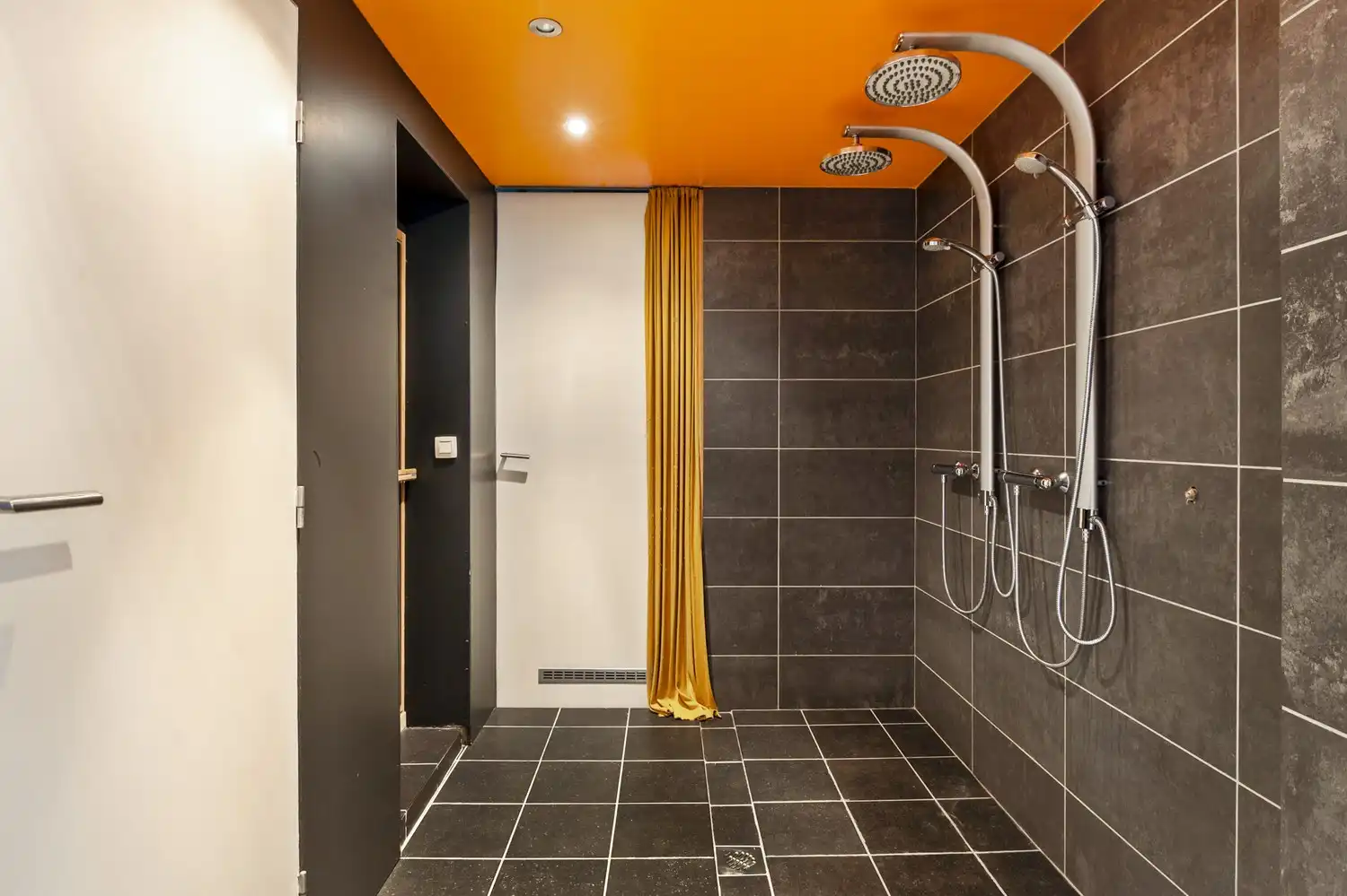 Ruime stadswoning met 4-5 slaapkamers, garage, sauna en buitenruimte! foto 4