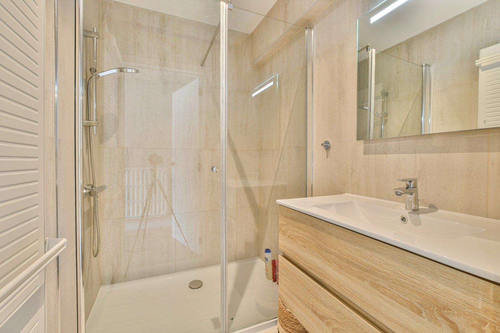 Gerenoveerd 2-slaapkamerappartement op toplocatie - vlakbij de zeedijk! foto 18