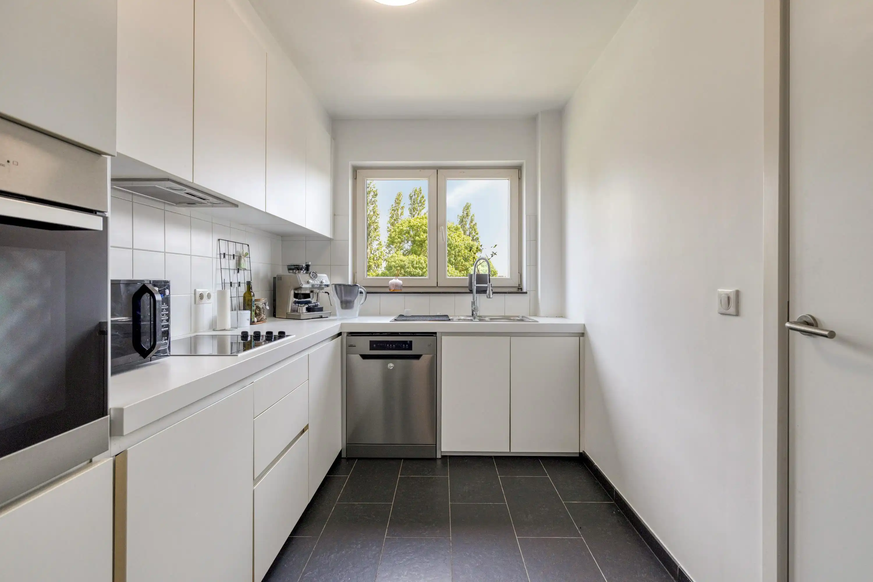 Lichtrijk appartement met twee slaapkamers in Anderlecht foto 5