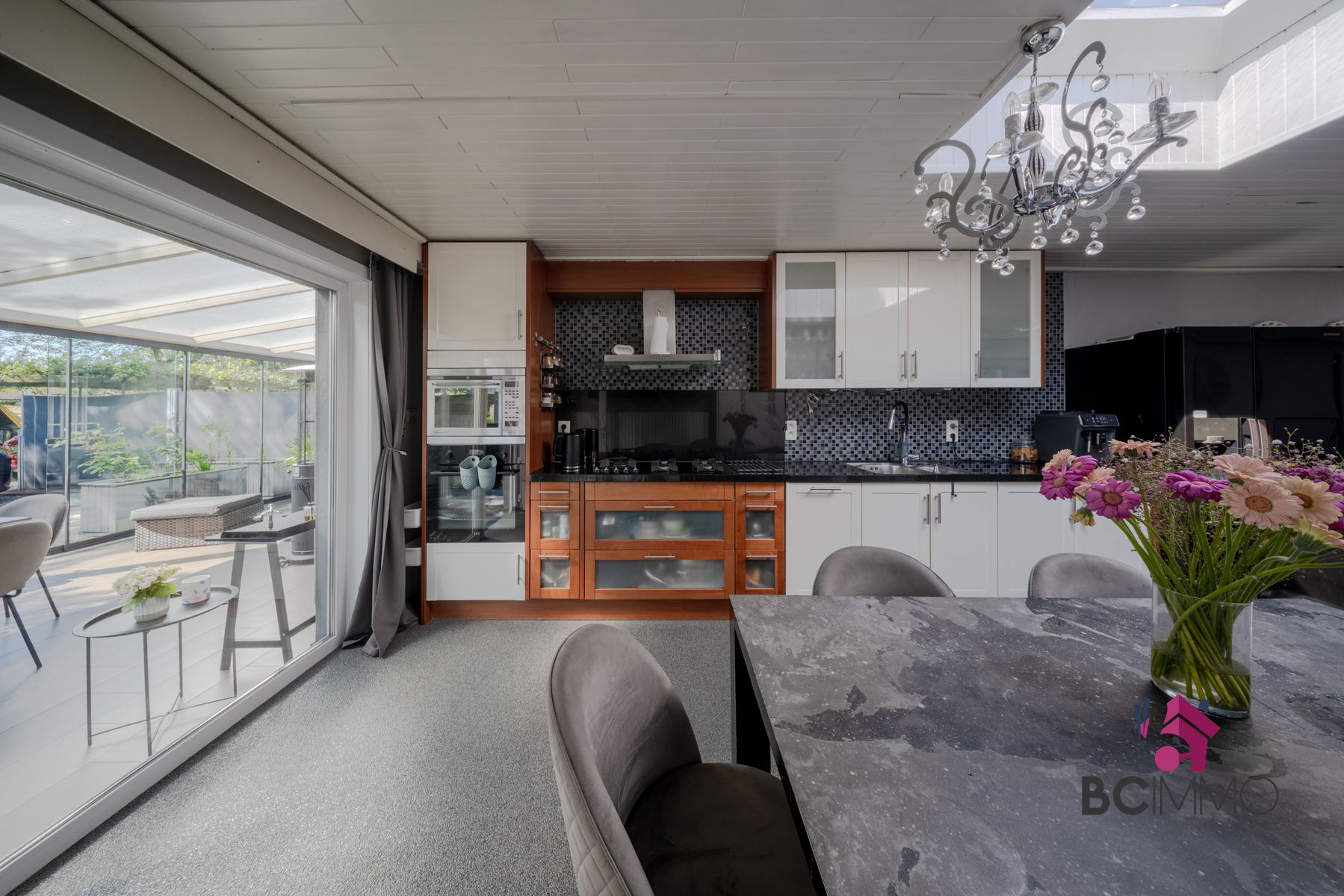 Instapklare gelijkvloerse woning met 3 slaapkamers, 2 badkamers, veranda en tuin foto 12