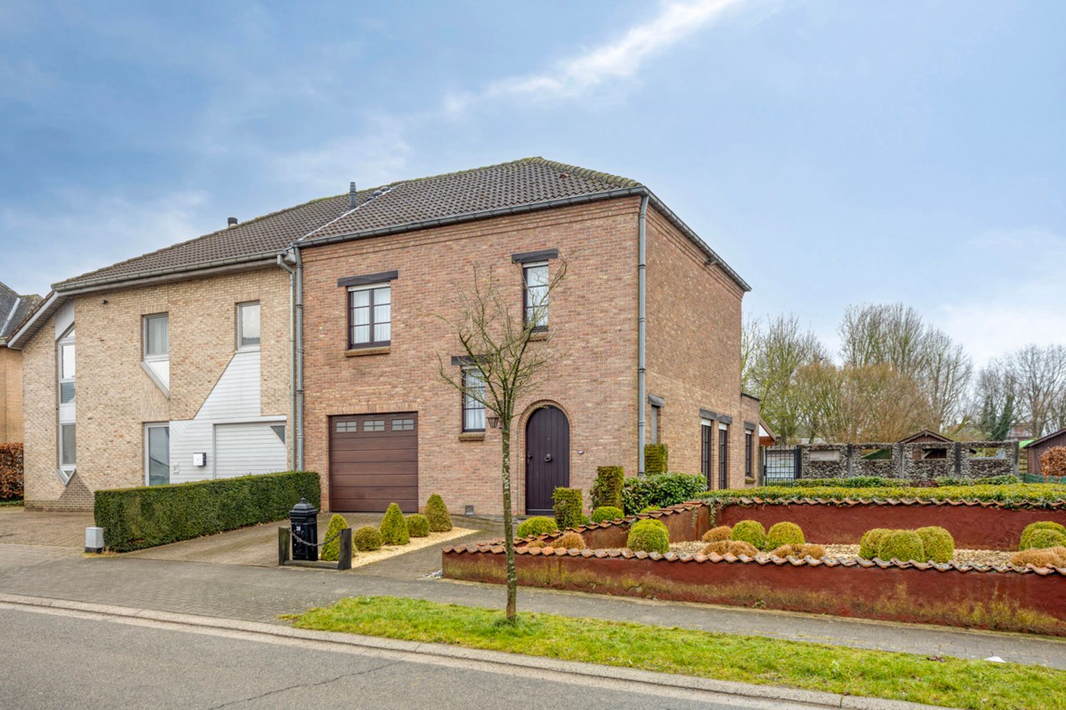 Uitstekend onderhouden driegevelwoning op topligging foto {{pictureIndex}}