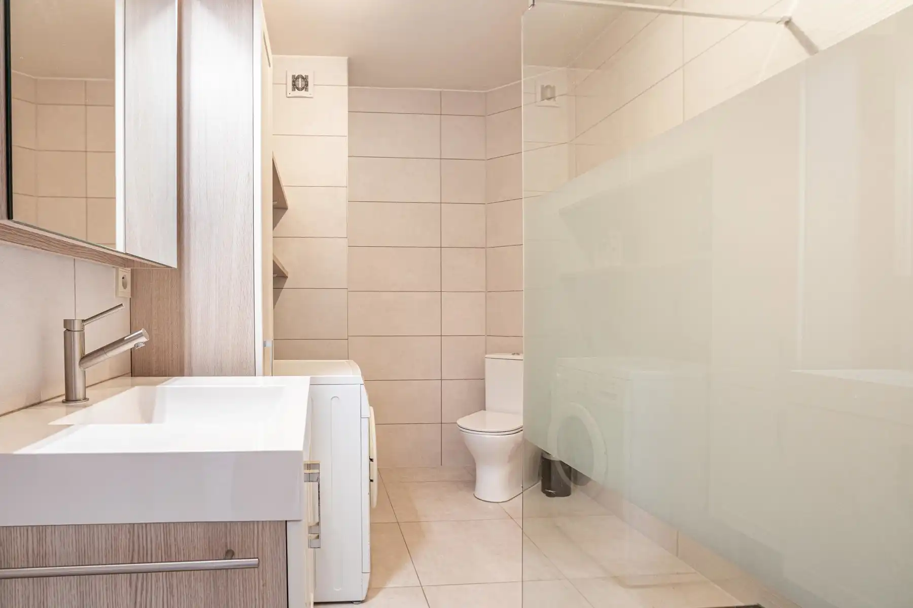 Ruim appartement met 2 slaapkamers, zonnig terras en garage foto 10