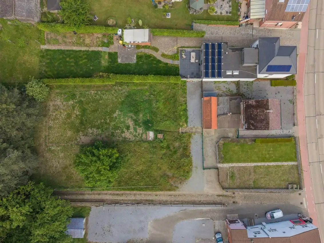 Karaktervolle woning met grote tuin, bijgebouwen en uitbreidbaar zoldervolume op een verrassend diep perceel foto 3