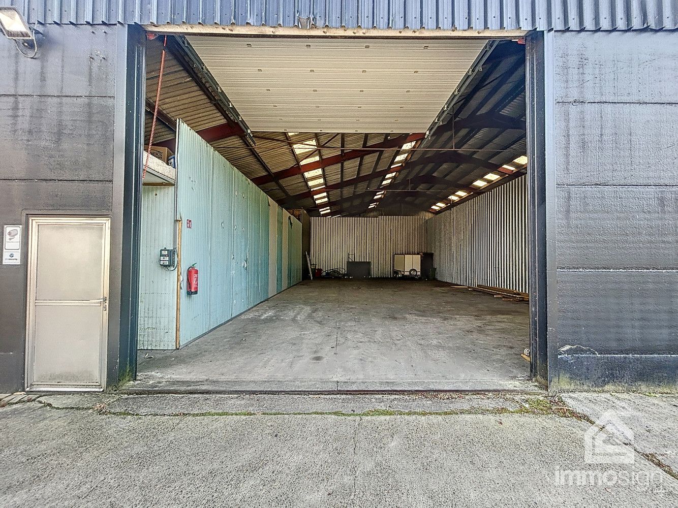 Loods van 277,50 m² ter opslag met grote automatische garagepoort te Bocholt! foto 4