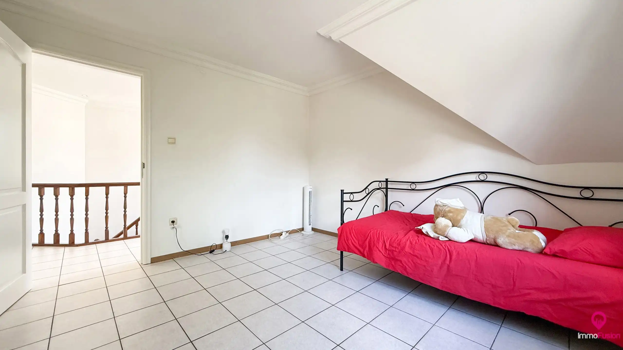 Ruime gezinswoning met 4 slpk, zonnepanelen en grote tuin! foto 26