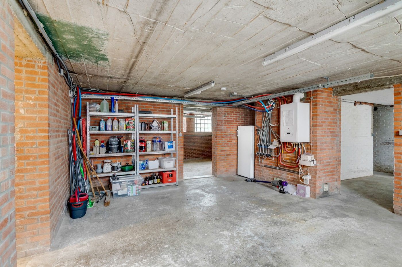 Vrijstaande, gerenoveerde woning met 2 slpk., garage, ruime souterrain, zolder en tuin foto 25