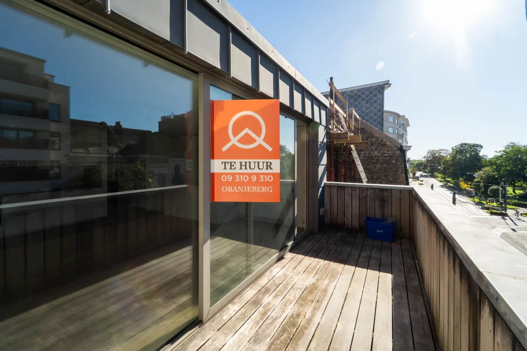 Gerenoveerd appartement met zuidgericht terras op toplocatie vlakbij Gent-Sint-Pietersstation. foto {{pictureIndex}}