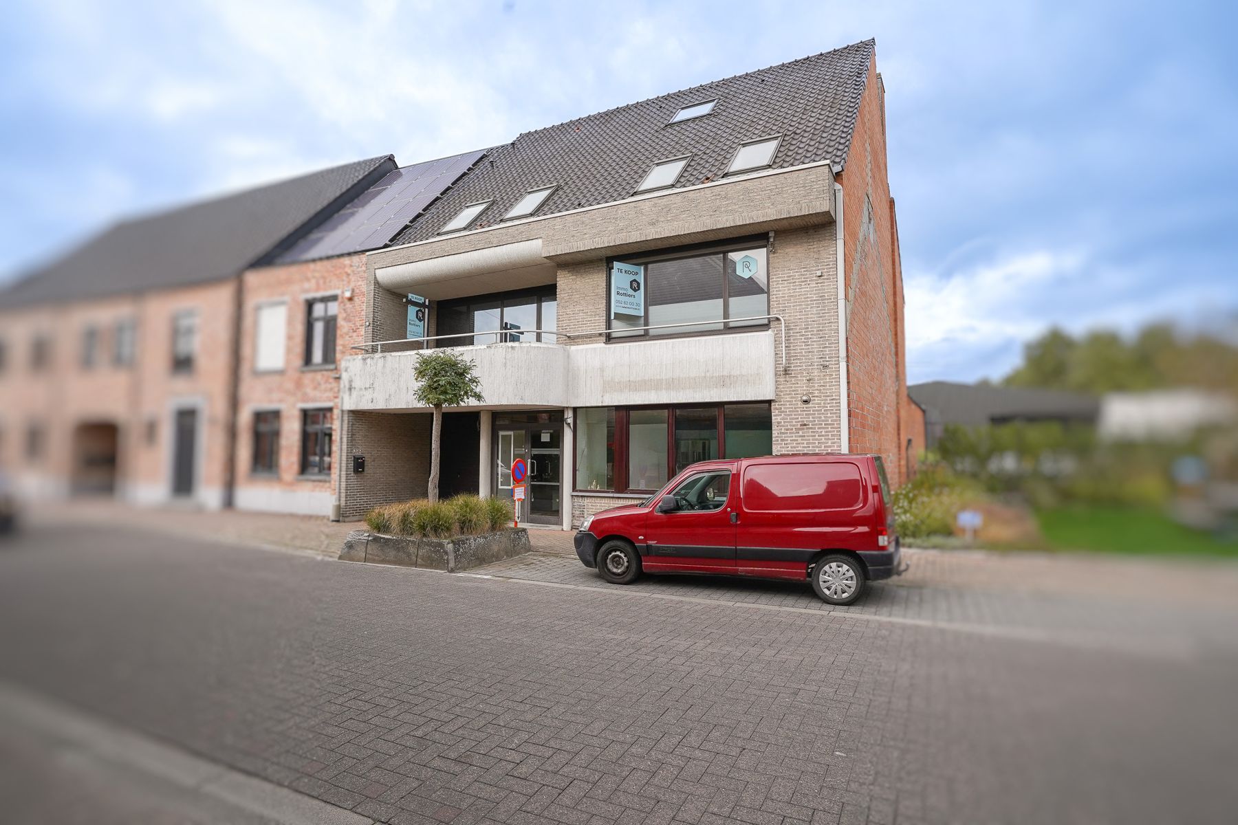 Veelzijdig, zeer ruim pand (handel én woonst) met tal van mogelijkheden in centrum Malderen! foto {{pictureIndex}}