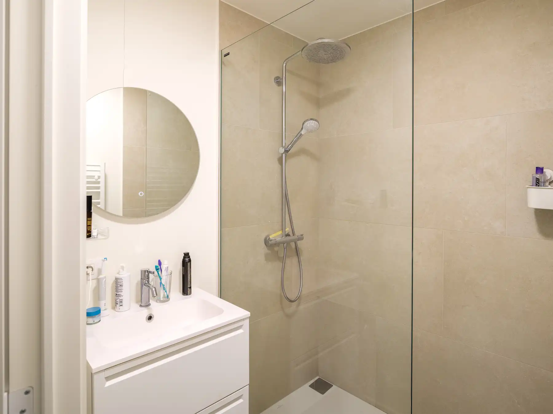 Instapklaar recent appartement met terras foto 13