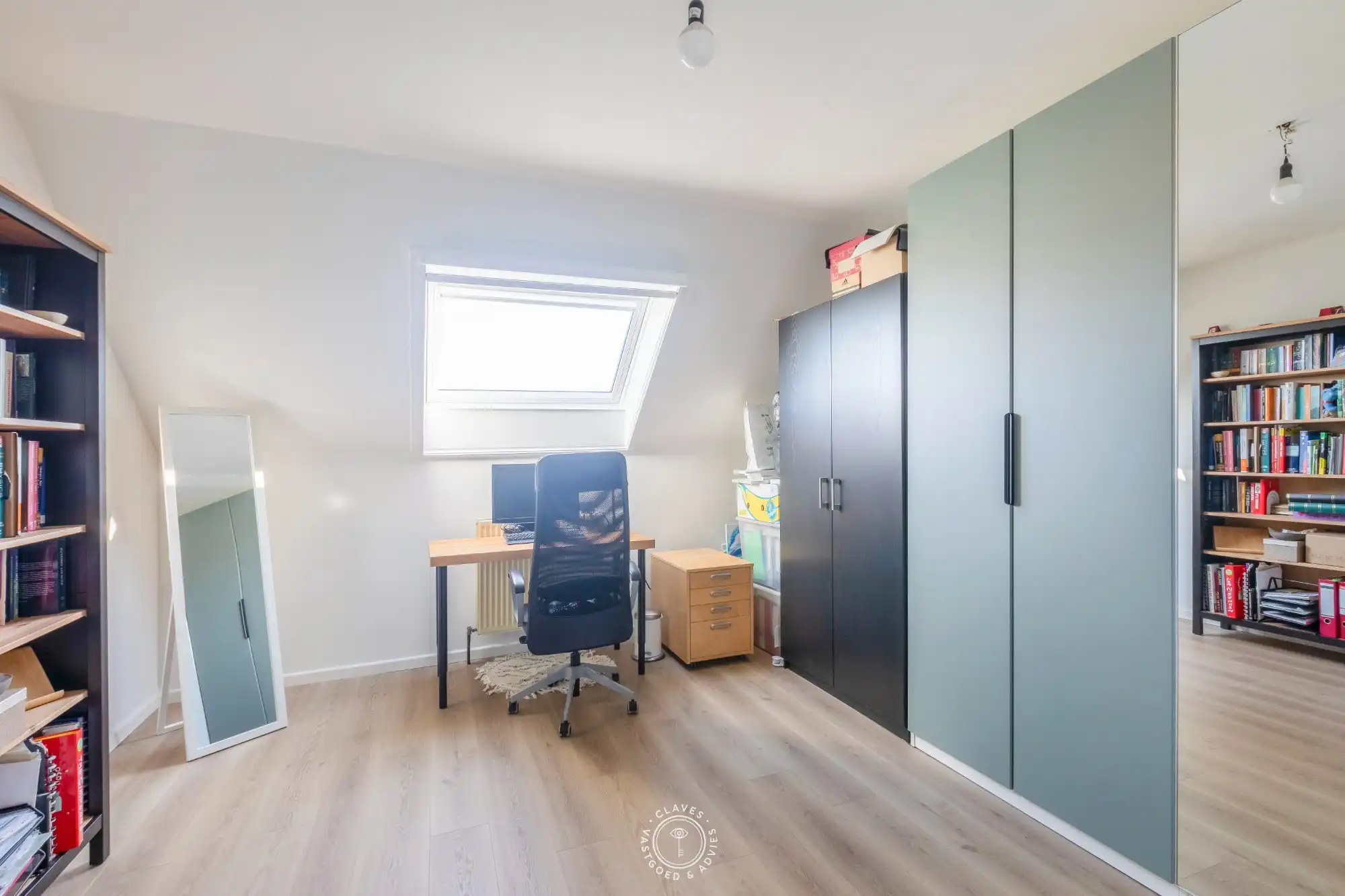 Beneden appartement met één slaapkamer en boven een duplex met drie slaapkamers — twee woonunits op één adres foto 9