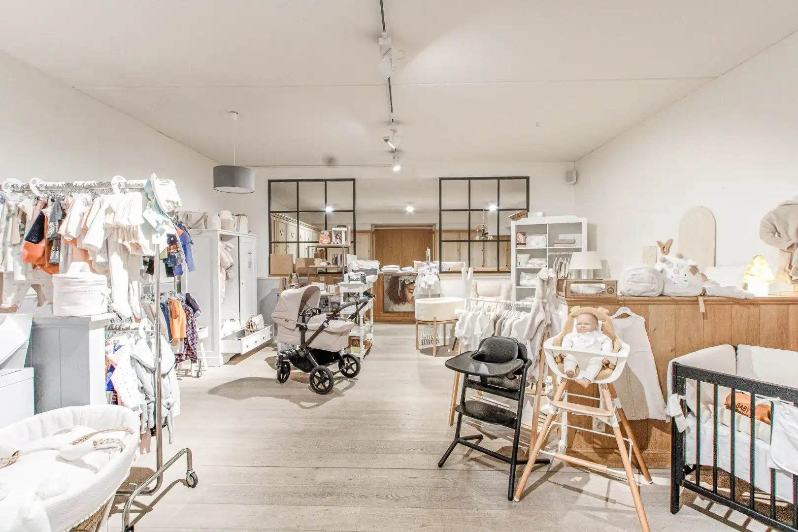 Zeer centraal gelegen handelspand op Lippenslaan 207, 306m² glv plus mezzanine, kelder en garage foto 3