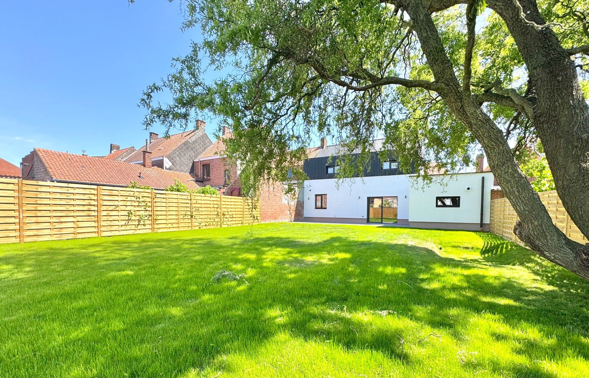 GERENOVEERDE WONING MET GROTE GARAGE foto {{pictureIndex}}