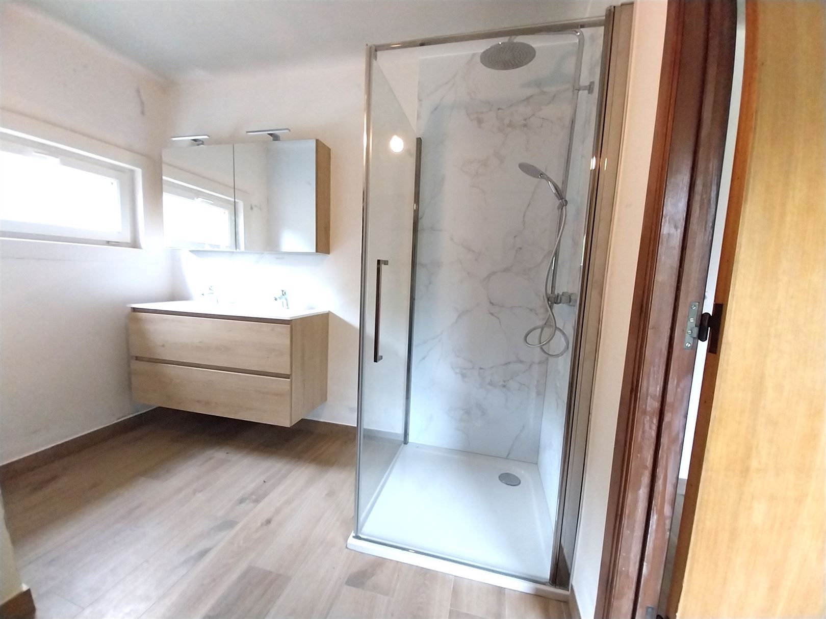 TE HUUR: gerenoveerde woning met 3 slaapkamers te Paal! foto 9