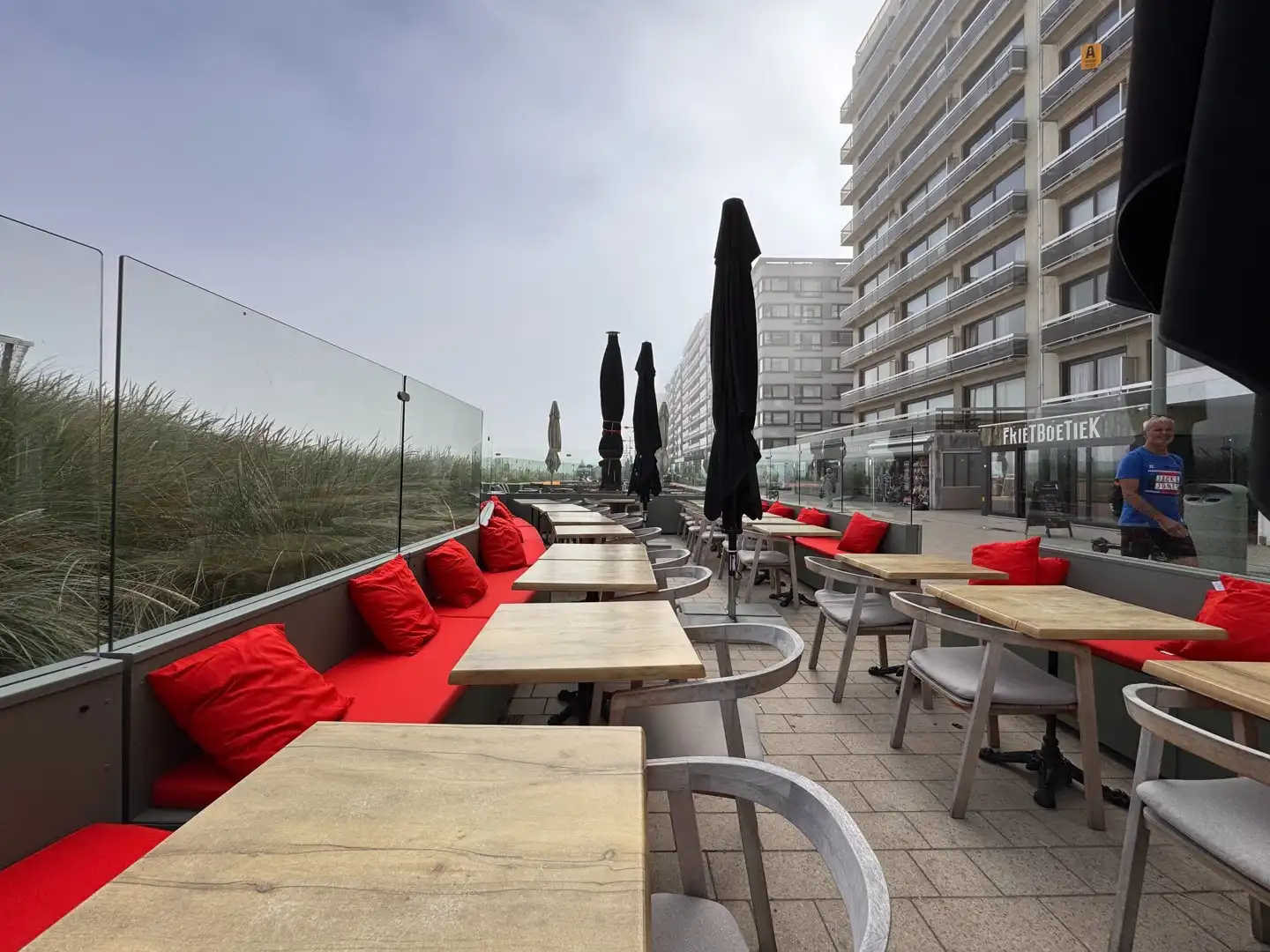 Ingerichte horecazaak op de zeedijk van Middelkerke met zicht op het casino foto 3