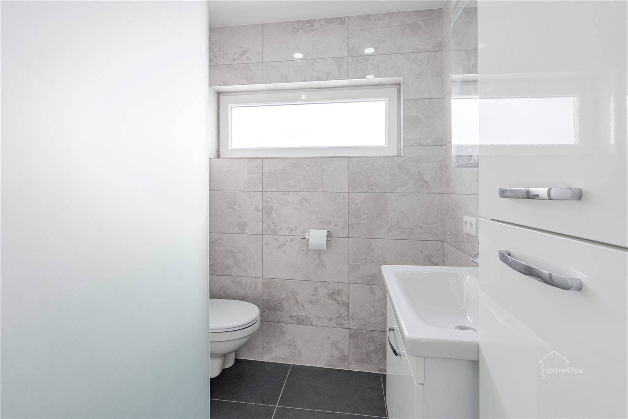 Volledig vernieuwd GLV appartement, terras en 2 slaapkamers  foto 12