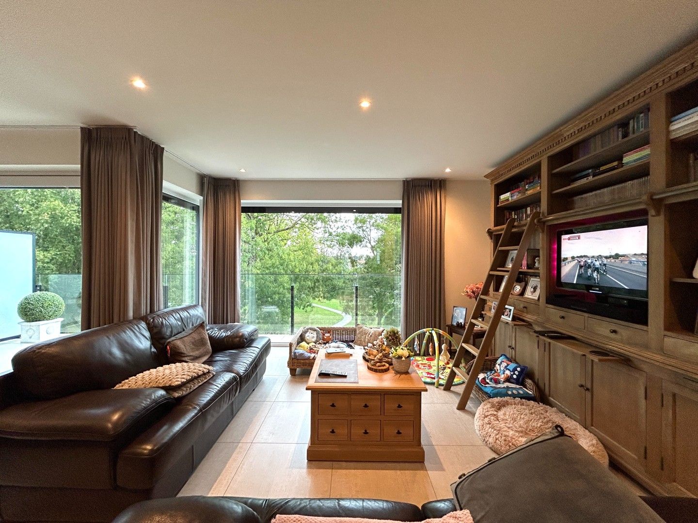 Instapklaar twee-slaapkamerappartement met zicht op stadspark te centrum Roeselare! foto 3
