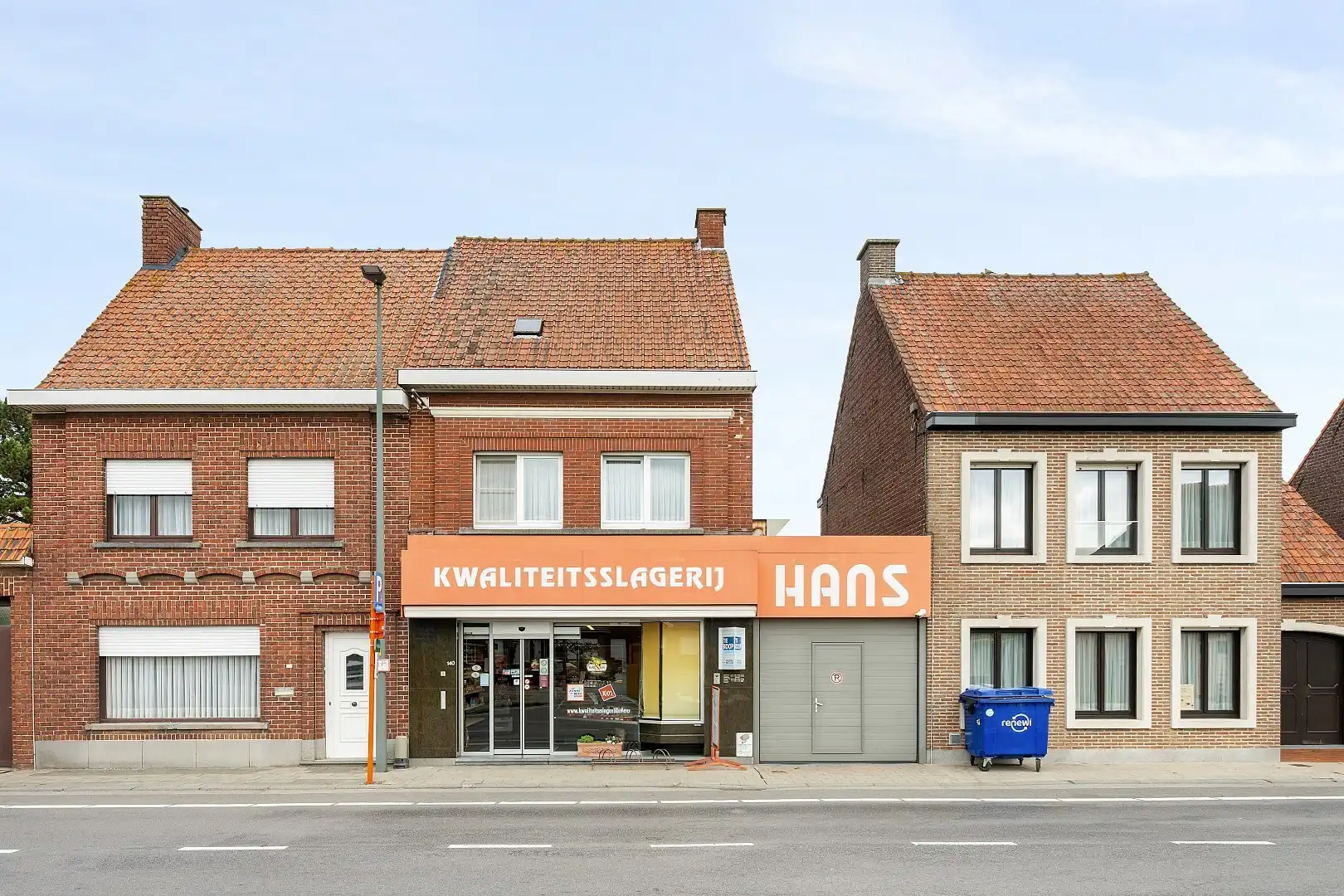 COMMERCIËLE HANDELSWOONST MET 3 SLPKS, GROTE GARAGE EN GUNSTIG EPC foto 2