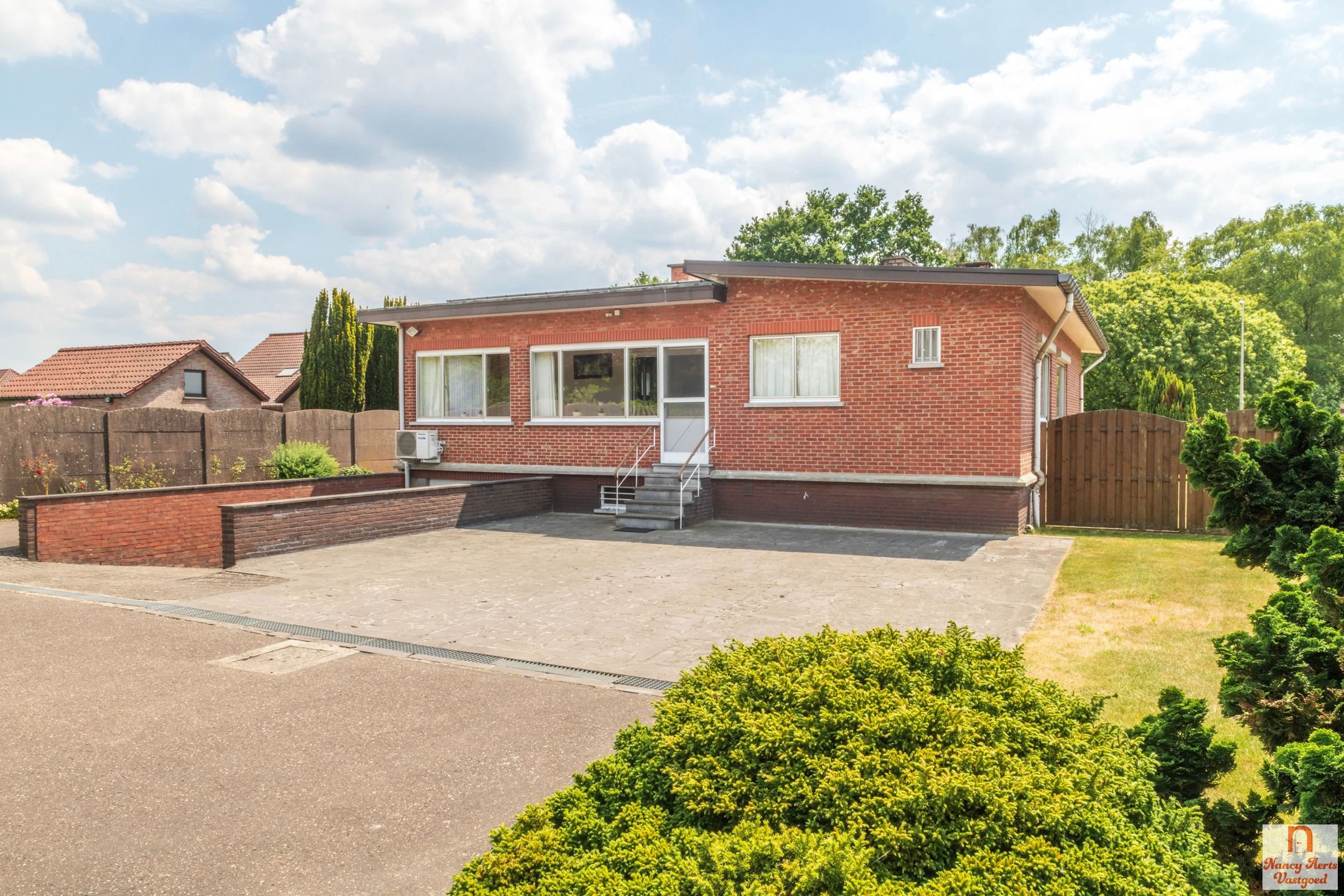 Vrijstaande, goed onderhouden woning op 20 are grond foto 5