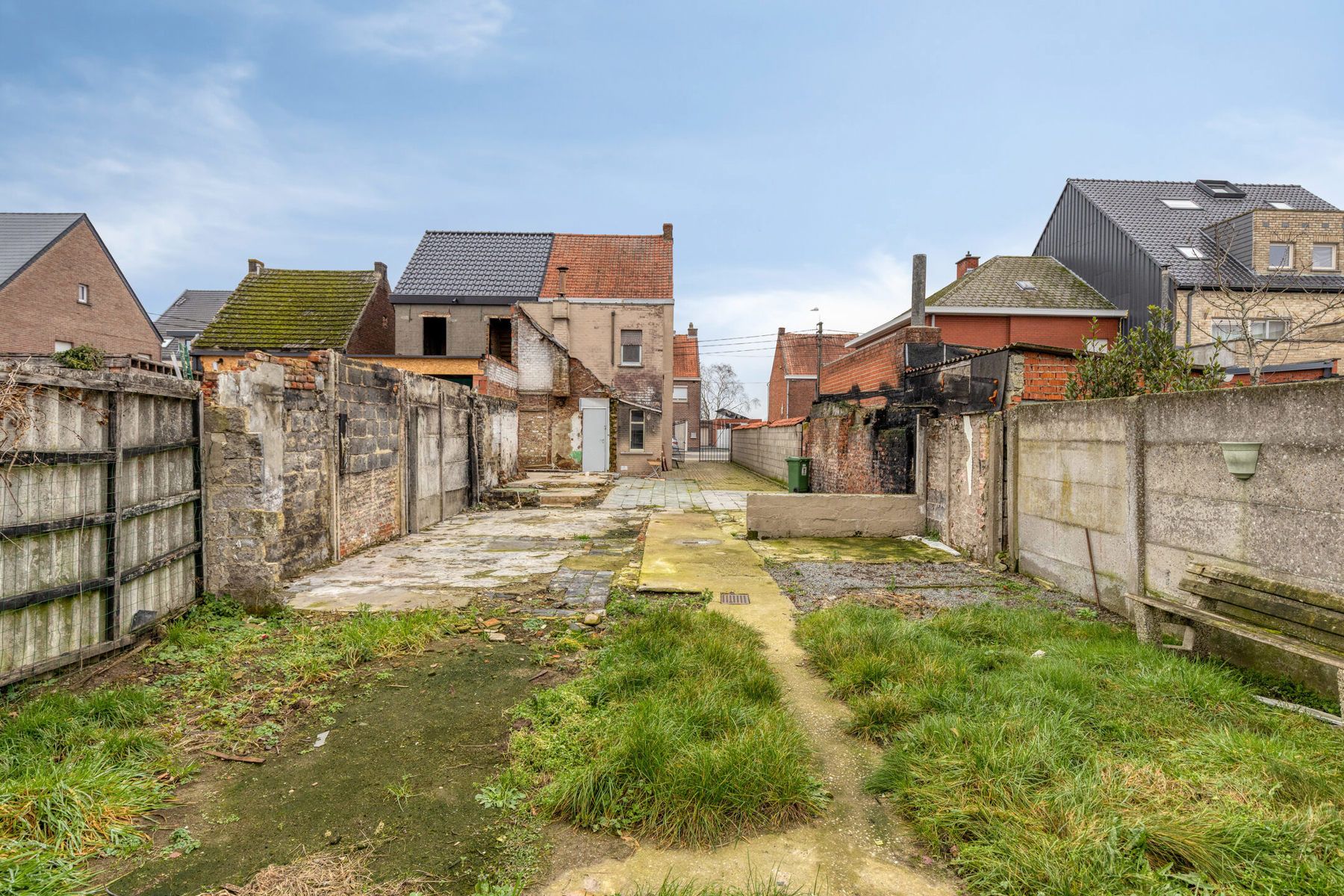 TE KOOP - Te renoveren halfopen bebouwing met 3 slaapkamers foto 12