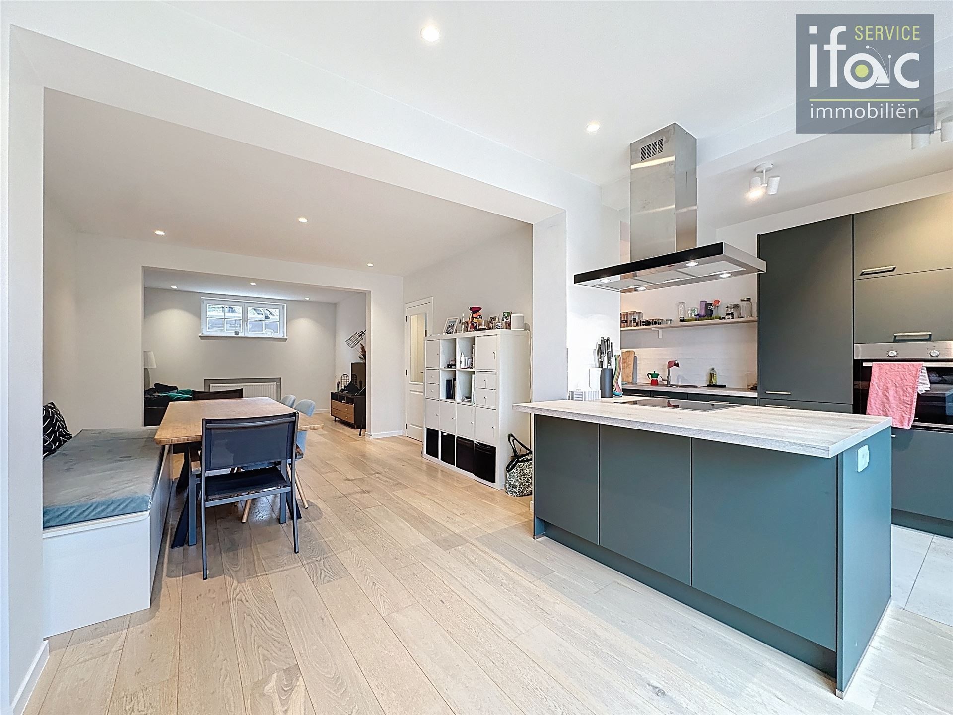 Fantastisch gerenoveerde rijwoning met 4 slaapkamers foto {{pictureIndex}}