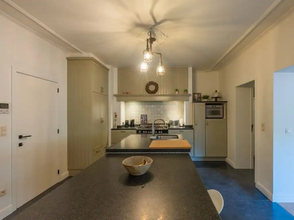 Stijlvol ingerichte woning met handelsruimte in gesloten bebouwing foto 12
