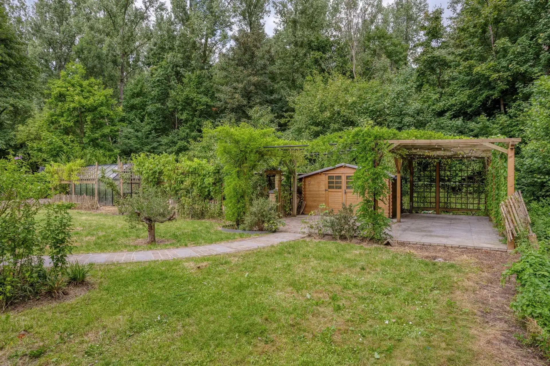 Klassieke villa met enorm potentieel in rustige wijk foto 31