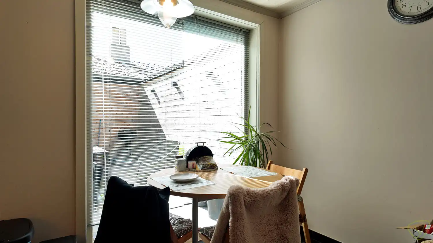 Gezellige instapklare woning met zonnig koertje in Eeklo! foto 8