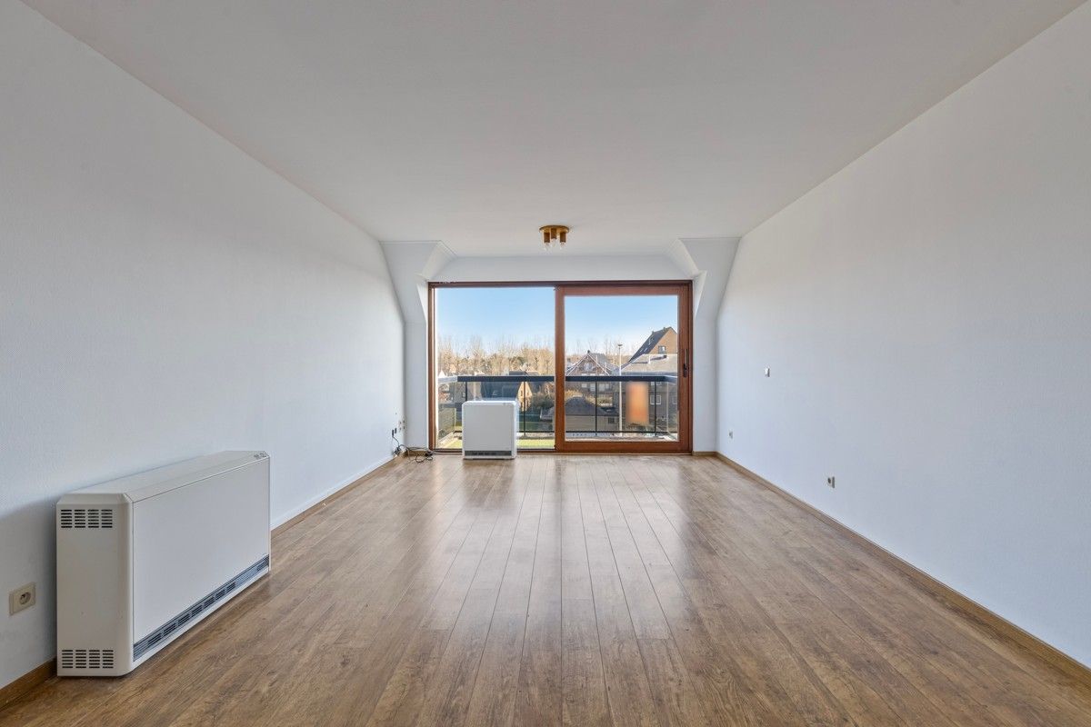Ruim appartement met drie slaapkamers, twee terrassen en parking te koop! foto 3