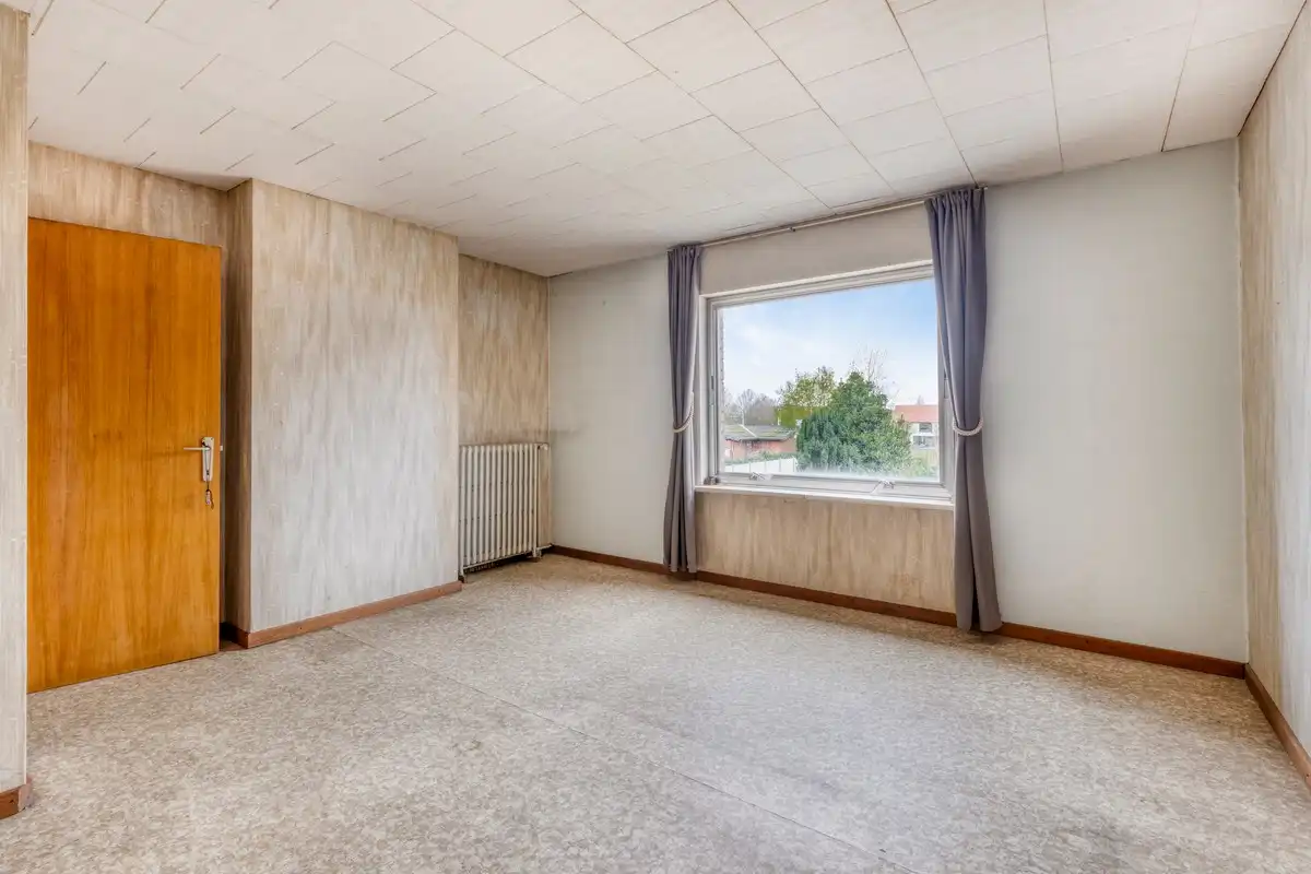 Te renoveren woning met 4 slaapkamers en garage! foto 11