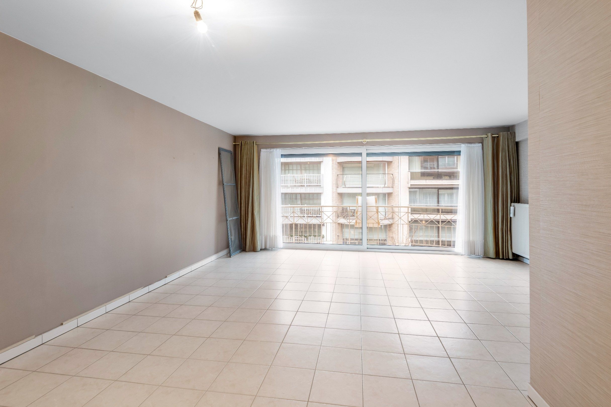 Zeer centraal gelegen, ongemeubeld appartement in de Dumortierlaan op enkele stappen van de Lippenslaan en de Zeedijk. foto 6