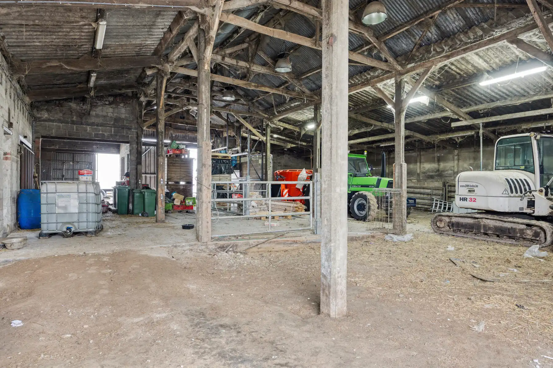 Landelijk pand met loodsen op meer dan 1 hectare grond foto 17