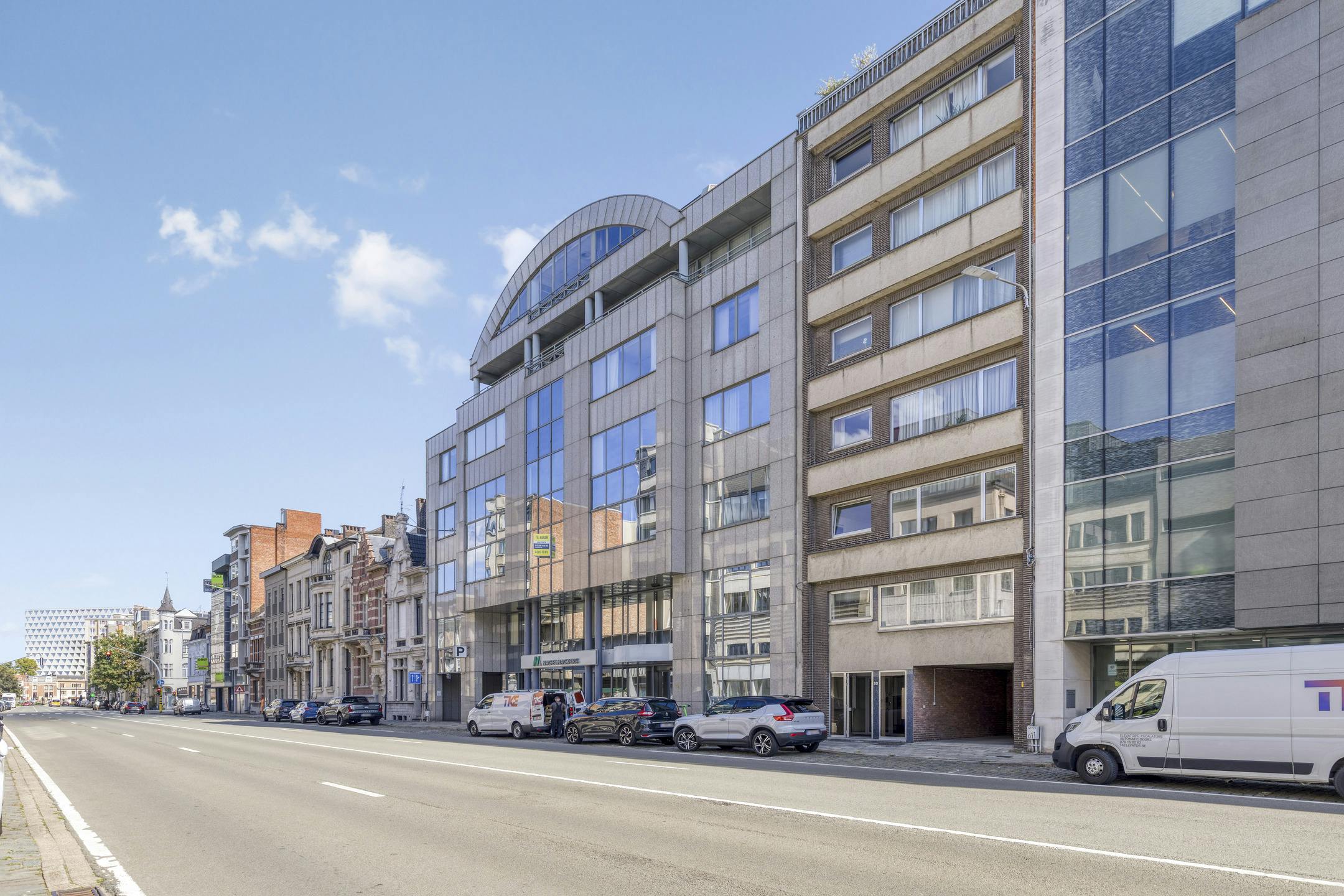 Op te frissen appartement met terras te koop in Berchem foto 15