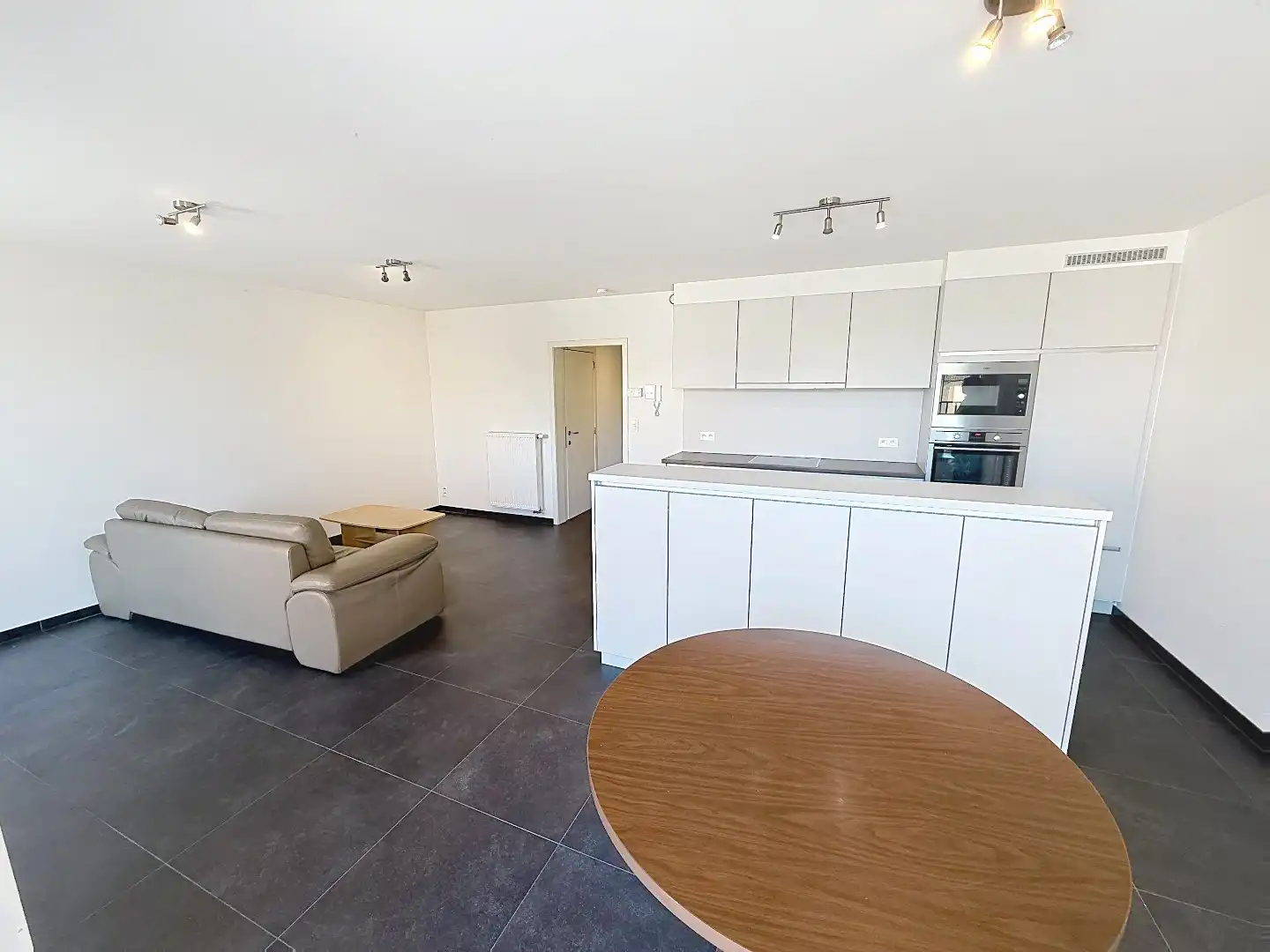 Centraal gelegen appartement met 2 slaapkamers, terras én garage foto 3