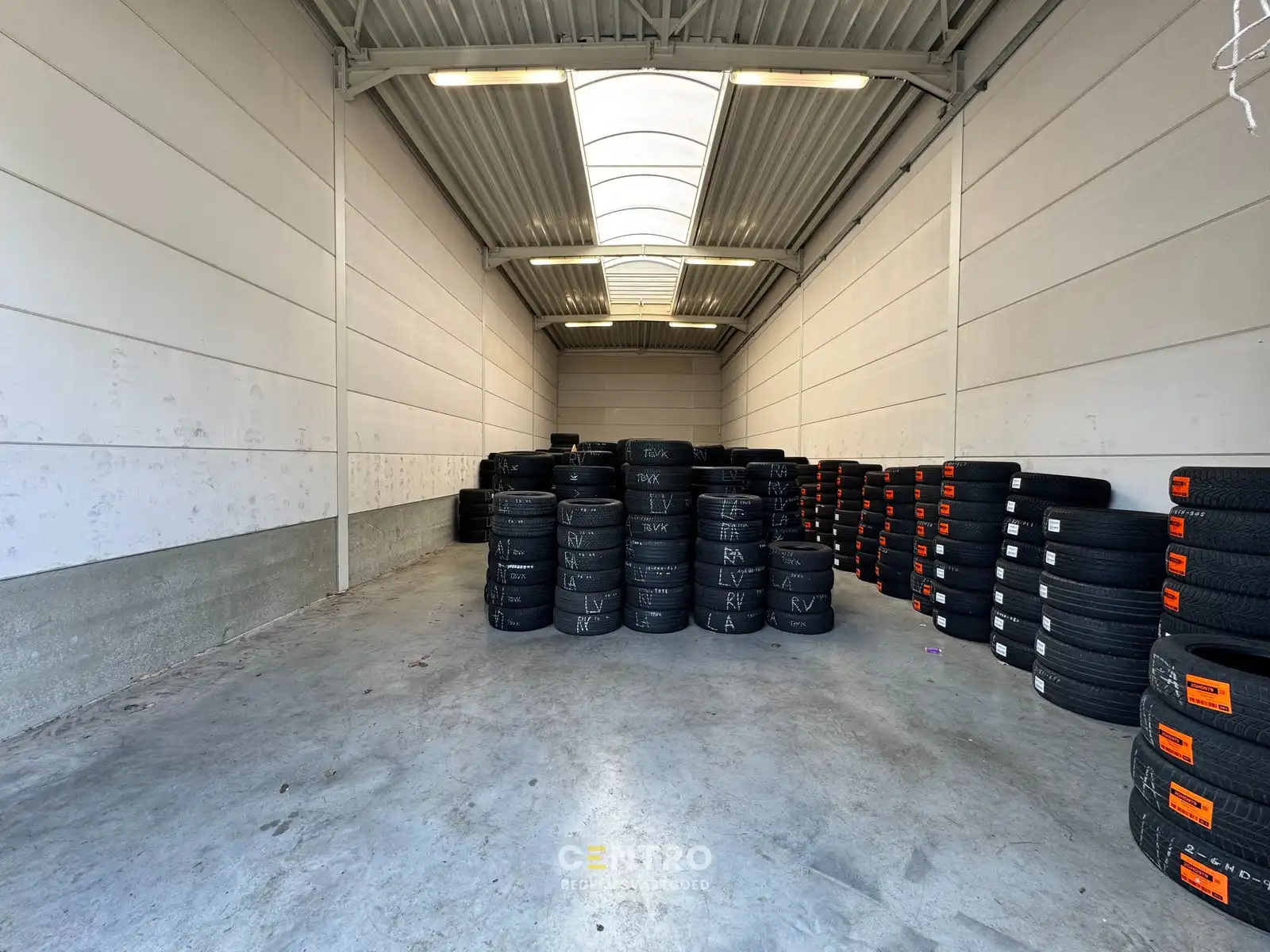 Geïsoleerde NB opslagruimte (161m²) met private parking voor de deur op uitstekende locatie te Brugge (Sint-Michiels - Ten Briele) foto 4