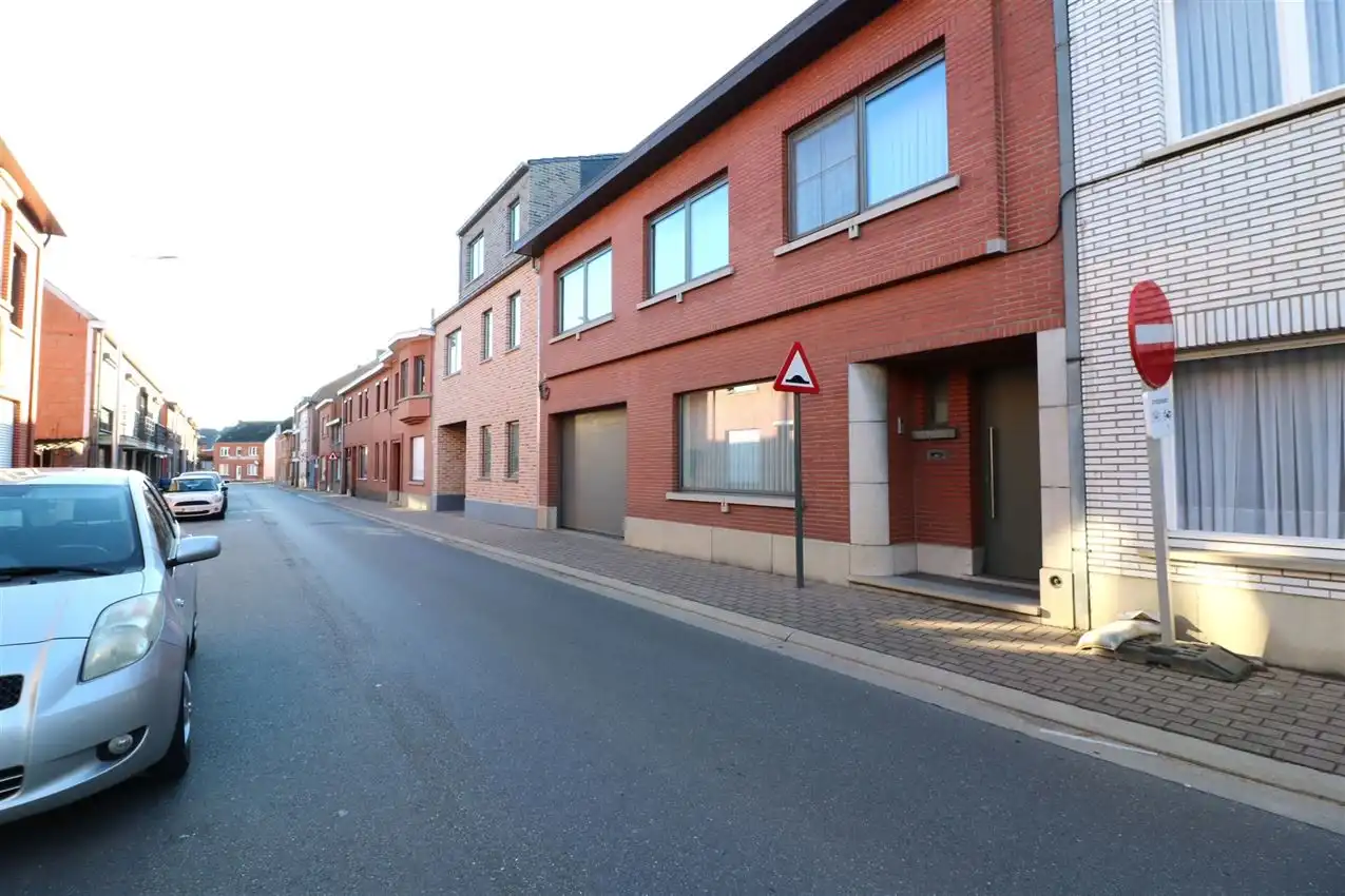 Ruime woning met drie slaapkamers en gezellige koer foto 34