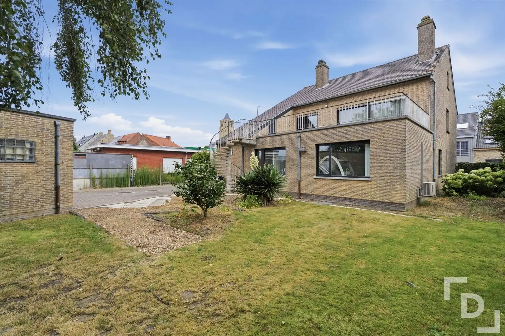 Gebouw met handelsruimte, appartement & 2 garages. foto 32