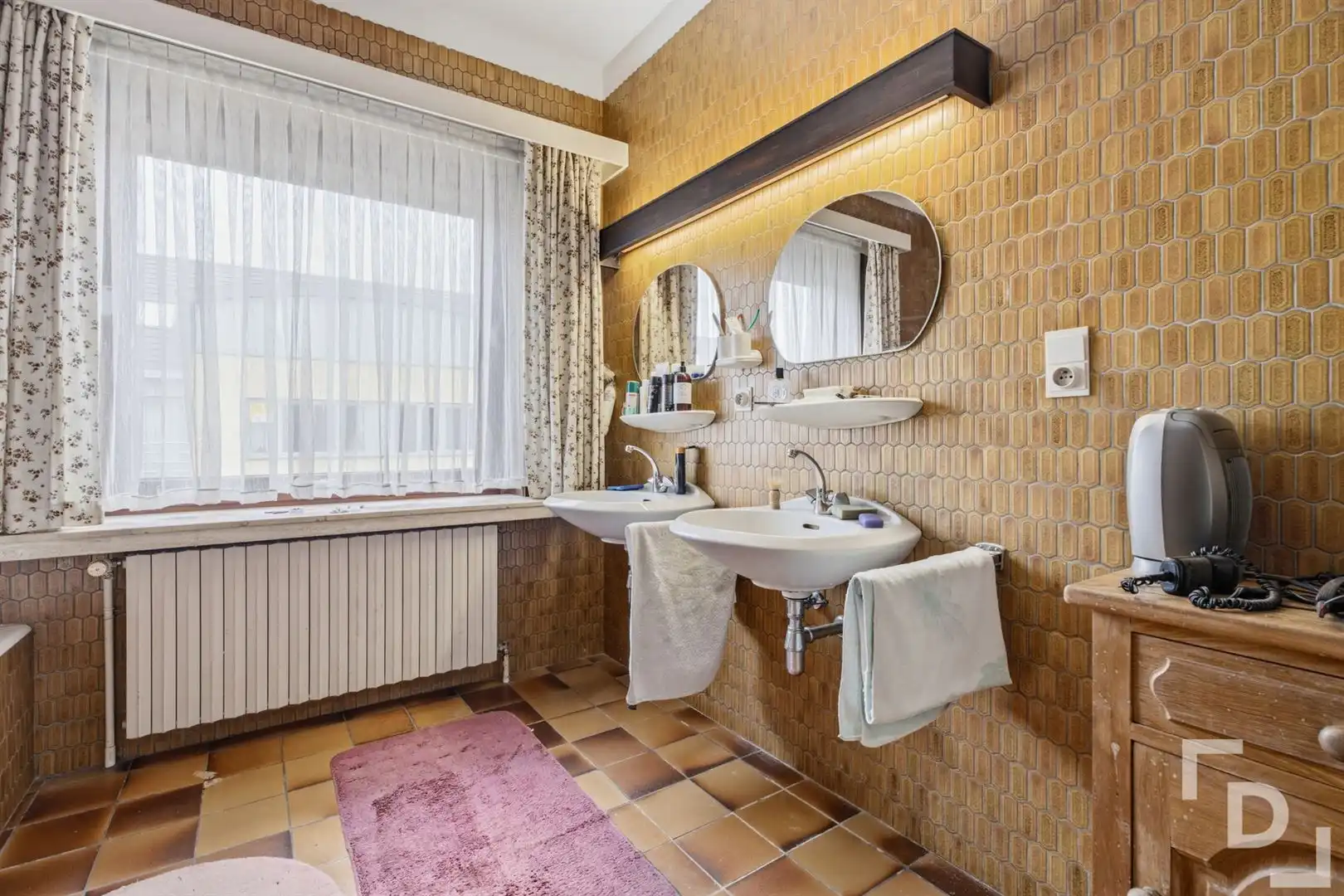Ruim gebouw te koop met handelsruimte en appartement in Woumen. foto 32