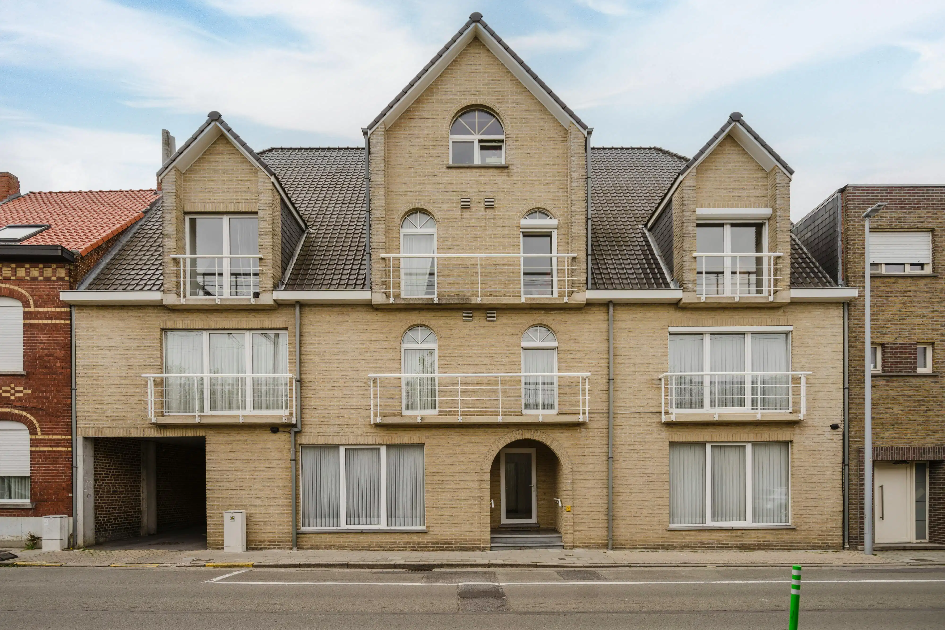 Instapklaar 2-slaapkamerappartement in hartje Harelbeke foto {{pictureIndex}}