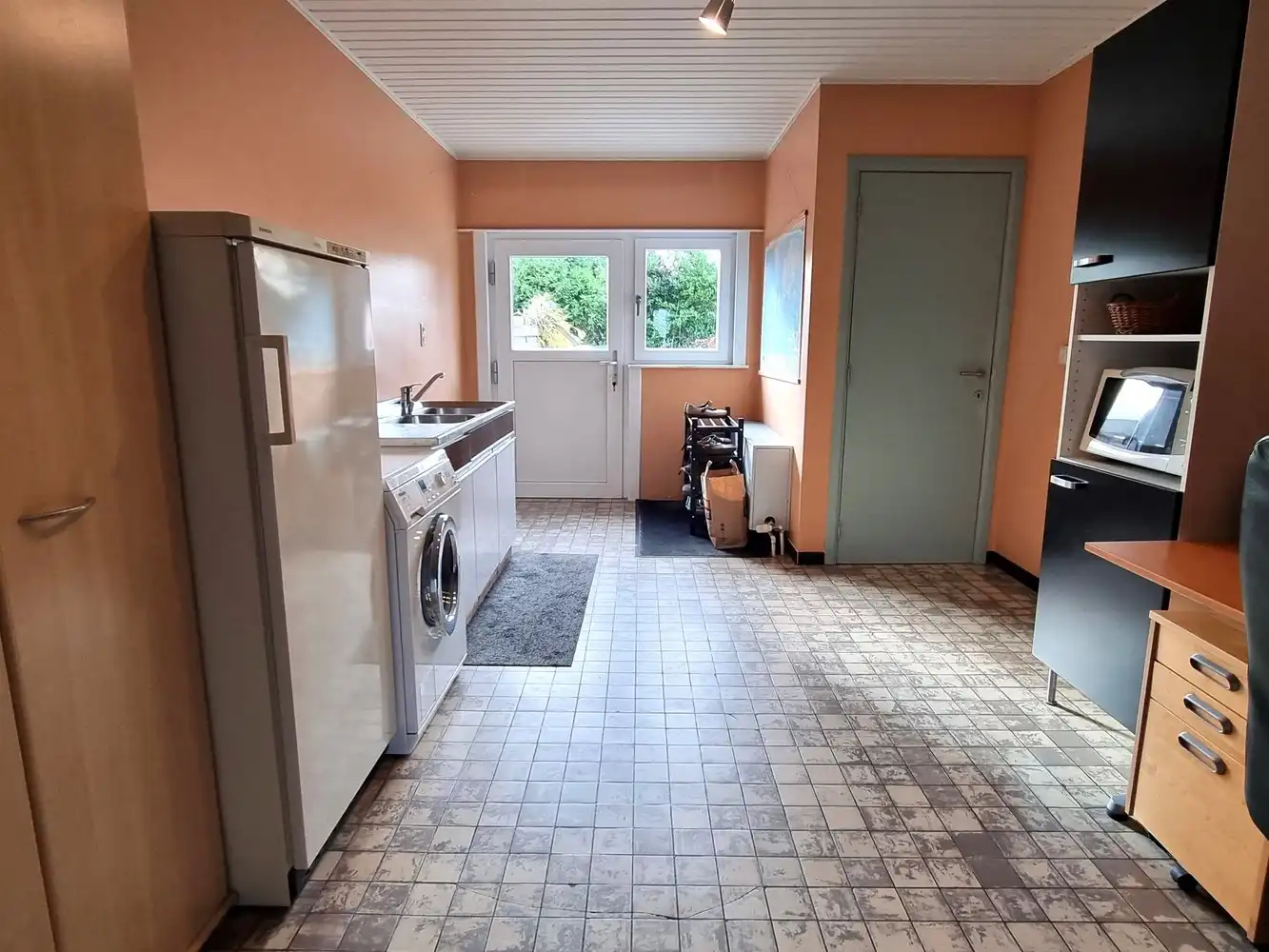 Instapklare gezinswoning, grote slaapkamers, nieuwe keuken en badkamer met zuidgerichte tuin en garage foto 11